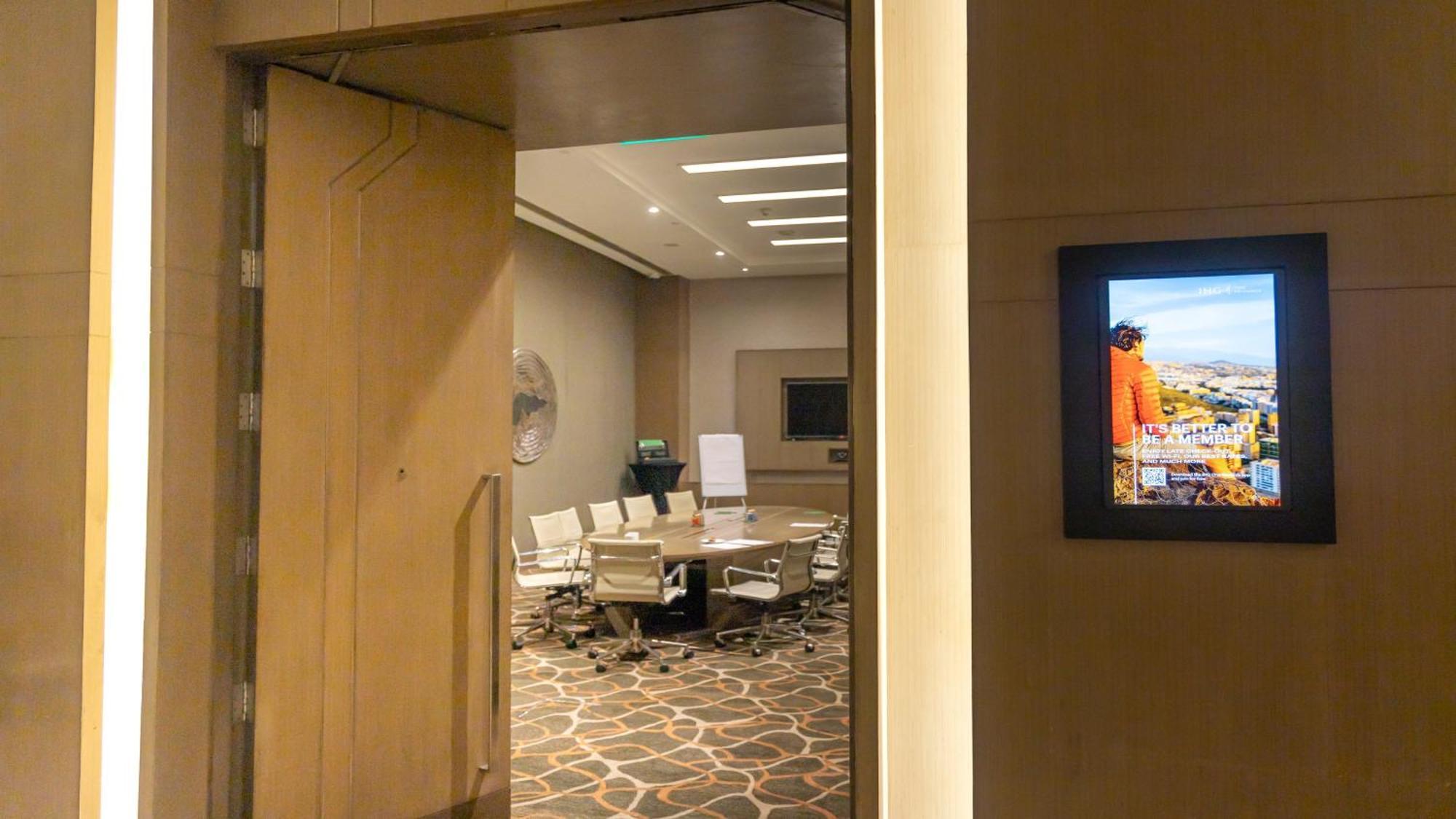Holiday Inn New Delhi Aerocity By Ihg מראה חיצוני תמונה A meeting room at the headquarters of the International Centre for Integrated Assessment and Sustainable Development (ICCIAS) in Bonn, Germany
