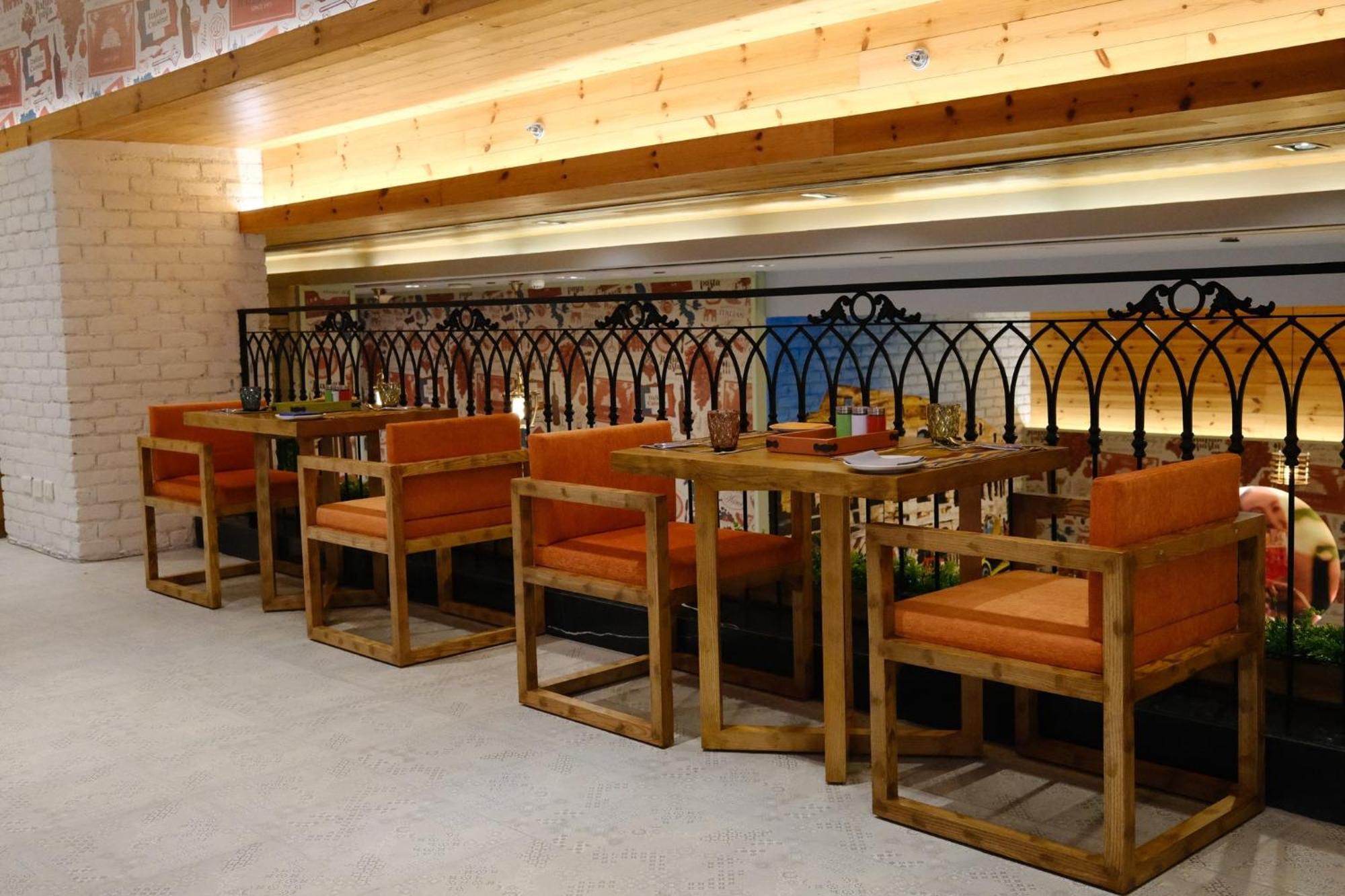 Holiday Inn New Delhi Aerocity By Ihg מראה חיצוני תמונה A restaurant in the hotel